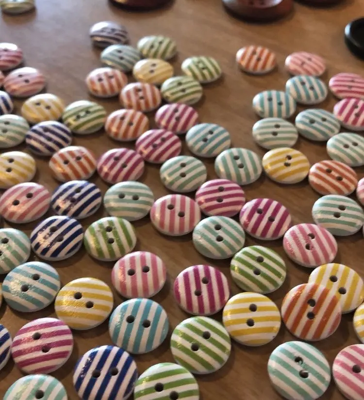 Natural Wood Buttons – 15Mm Round With Striped Grain Pattern 1