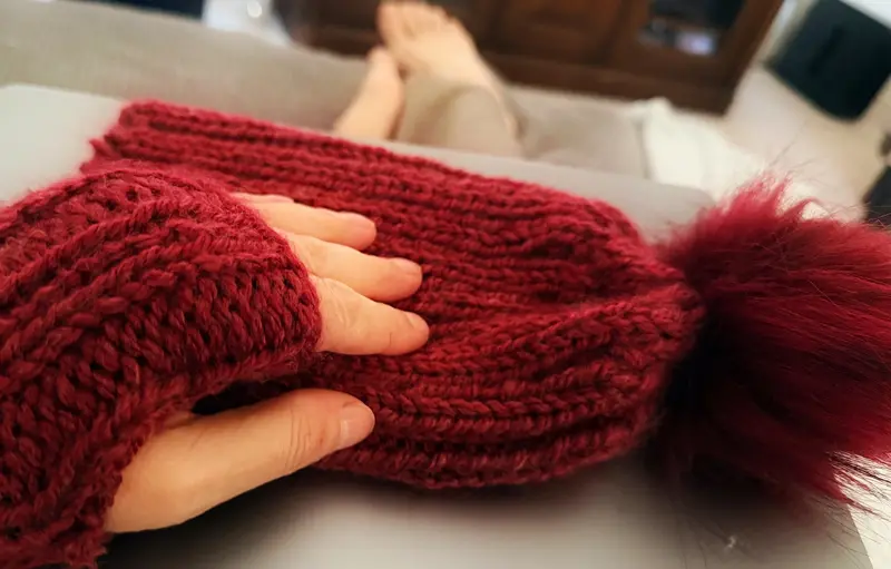 Ribbed Hat And Mittens Set With Pom-Pom Accent 1